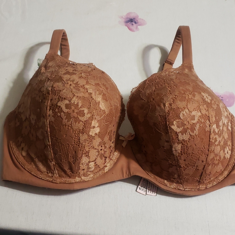 Victoria Secret, 34DDD Lace Underwire Bra in Tan, used Good Condition